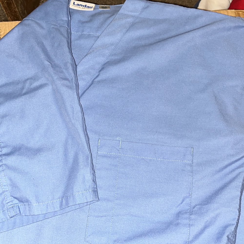 Landau scrub top
